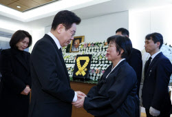 李 대통령, 이해찬 전 총리 조문…국민훈장 무궁화장 추서