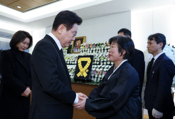 李 대통령, 이해찬 전 총리 조문…국민훈장 무궁화장 추서