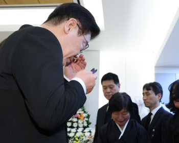 李 대통령, 이해찬 빈소서 눈물…무궁화장 직접 추서
