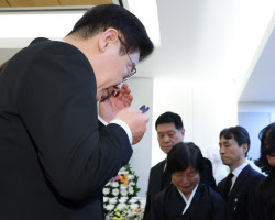 李 대통령, 이해찬 빈소서 눈물…무궁화장 직접 추서