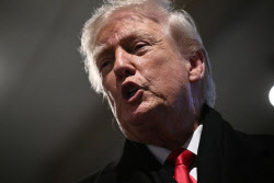 트럼프 “달러 잘하고 있다. 걱정 안 해”…발언 직후 달러 1% 넘게 급락