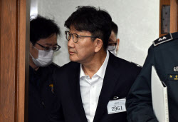 '통일교 1억 수수' 권성동, 1심서 징역 2년…法 "반성 기미 없어"