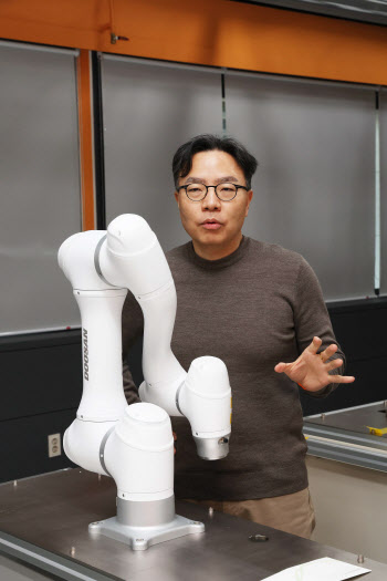 中로봇, 美챗GPT에 이기려면 “韓, AI팩토리로 승부 걸어야”