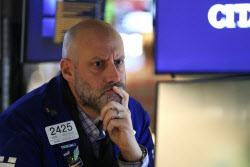 [속보]S&P500 장중 7000선 첫 돌파 후 보합…연준 “당분간 금리 동결”