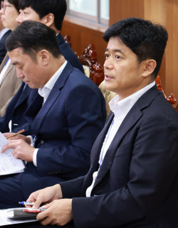 "테슬라 주식만 95억원" 청와대 비서관은?...김남국은 코인 12억