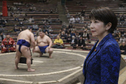 “日 총리인데 왜?”…다카이치가 ‘스모 모래판' 피한 이유