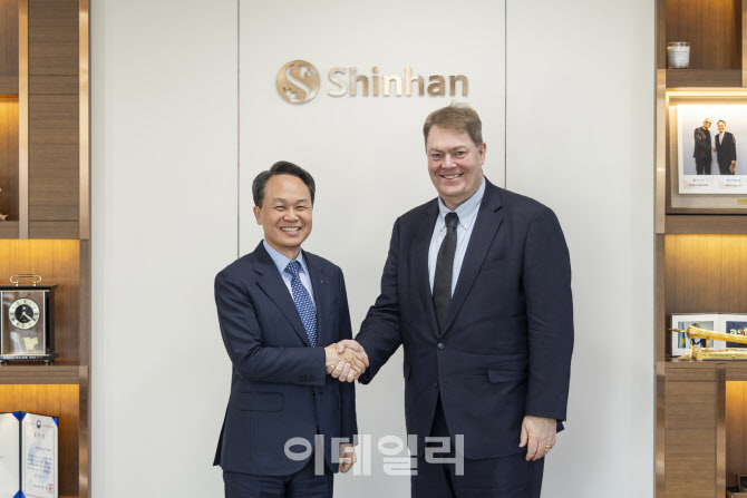 진옥동 회장, 씨티그룹과 디지털 자산 등 글로벌 협력 강화