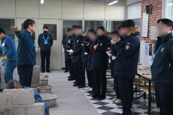 수용자 구슬땀에 섞인 교도관 눈물…“시설·처우 수준 심각”[르포]