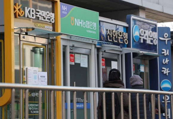 “지금이 고점…‘5억’ 받고 퇴사할게요” 은행원 2400명 짐 쌌다