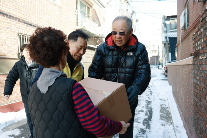 류진 한경협 회장, 설 맞이 전통시장 방문...'온기 나눔' 실천 - 뉴스 썸네일 이미지