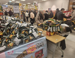 “유튜브서 ‘과자쌓기’ 예습하고 왔어요”…‘챌린지場’ 된 대형마트[르포]