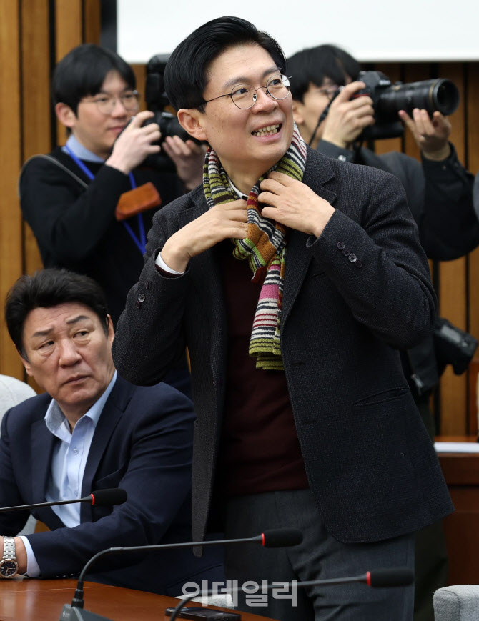 원내대책회의 참석한 조정훈 의원                                                                                                                                                                   