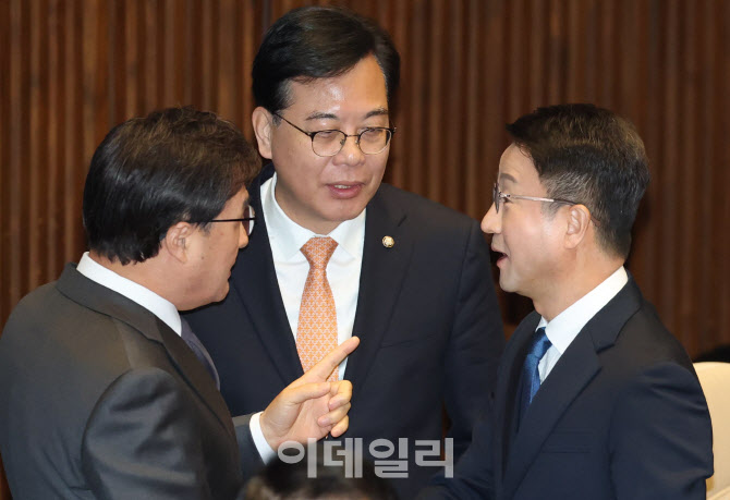 본회의, '대화하는 한병도-송언석-김대식'                                                                                                                                                 