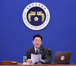 李대통령 “집값·주가 같은 선상서 판단하면 안 돼”(상보)