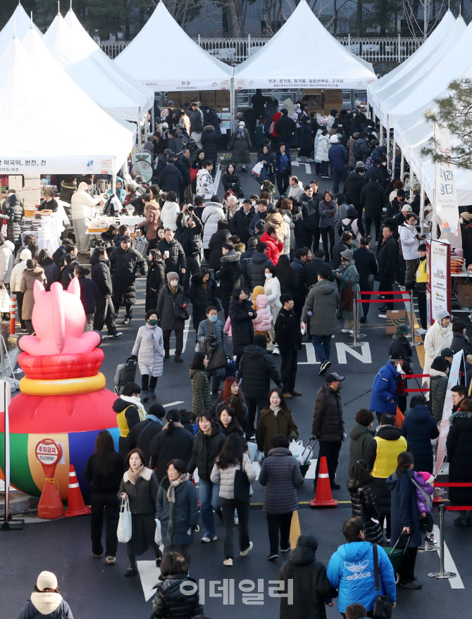  제수용품 등 구입하는 구민들                                                                                                                                                                      