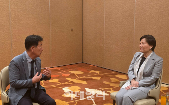  송미령 장관과 대화하는 민경천 위원장                                                                                                                                                             