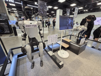 “벌써 한 대 팔려” 이마트 휴머노이드 매장…로봇 세상 현실로[르포]