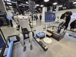 “벌써 한 대 팔려” 이마트 휴머노이드 매장…로봇 세상 현실로[르포]