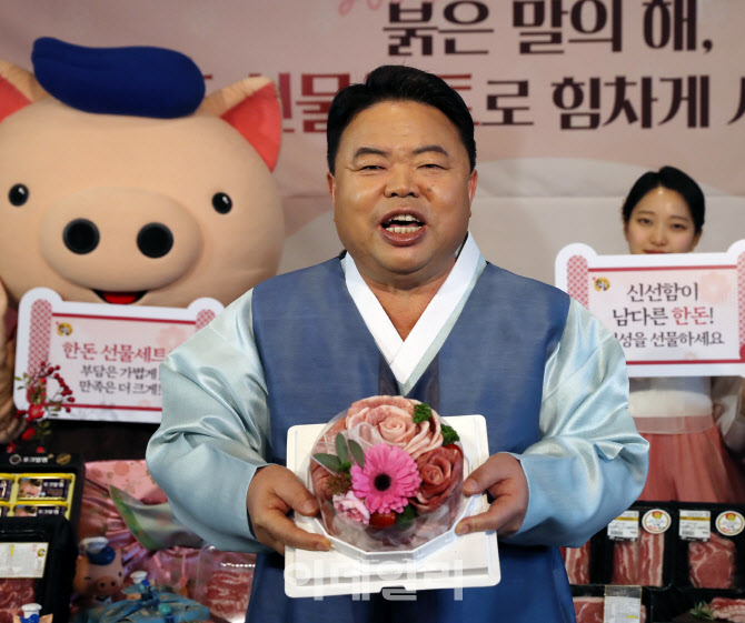  한돈 캠페인하는 이기홍 한돈자조금위원장                                                                                                                                                          