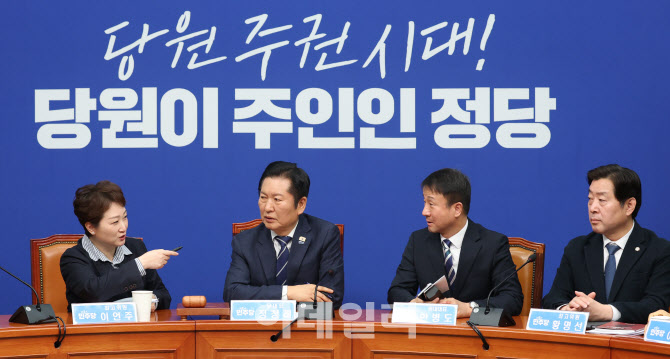 '대화하는 정청래-한병도-이언주'                                                                                                                                                         