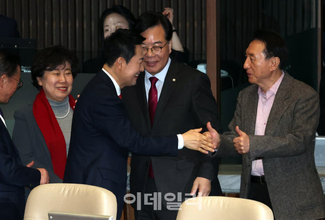 '응원 받는 장동혁 대표'                                                                                                                                                                 