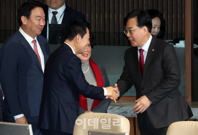 '악수하는 장동혁-송언석'                                                                                                                                                                