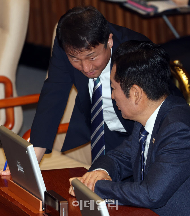 '본회의장에서 논의하는 정청래-한병도'                                                                                                                                                   