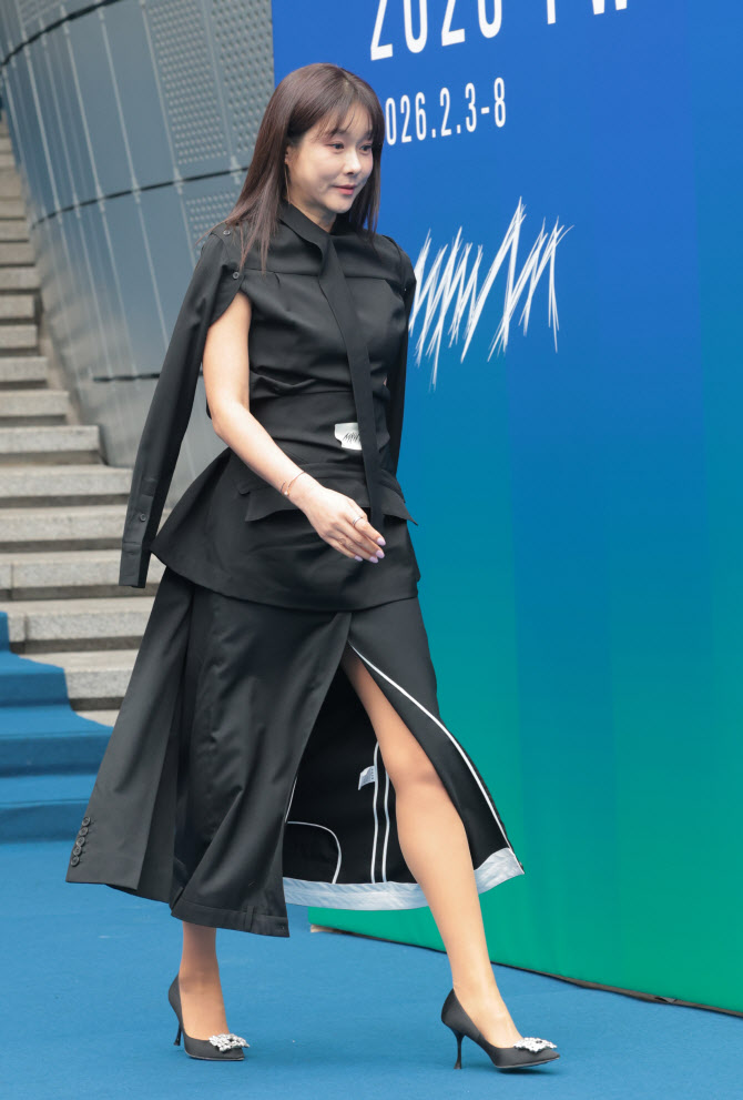 현영, 서울패션위크 찾은 누나                                                                                                                                                                            