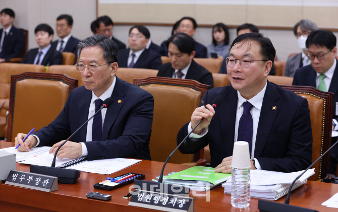 '답변하는 박영재 법원행정처장'                                                                                                                                                          