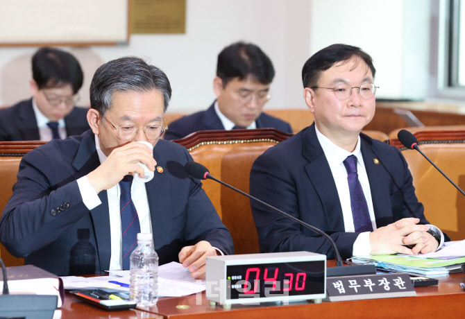 법사위 전체회의 출석한 정성호-박영재