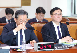 [포토]법사위 전체회의 출석한 정성호-박영재                                                                                                                                                              