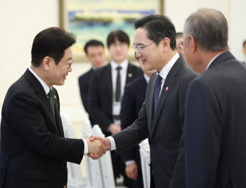 李 "온기 퍼졌으면"…재계 300조 지방투자 통 큰 화답