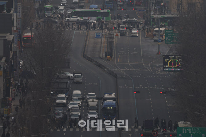 미세먼지 속 이동하는 시민들                                                                                                                                                                       