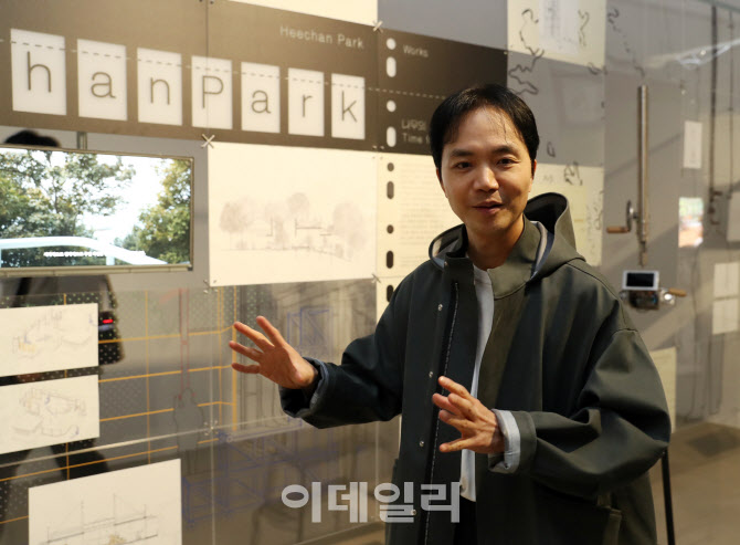  ‘두껍아 두껍아:집의 시간’ 설명하는 박희찬 작가                                                                                                                                                 