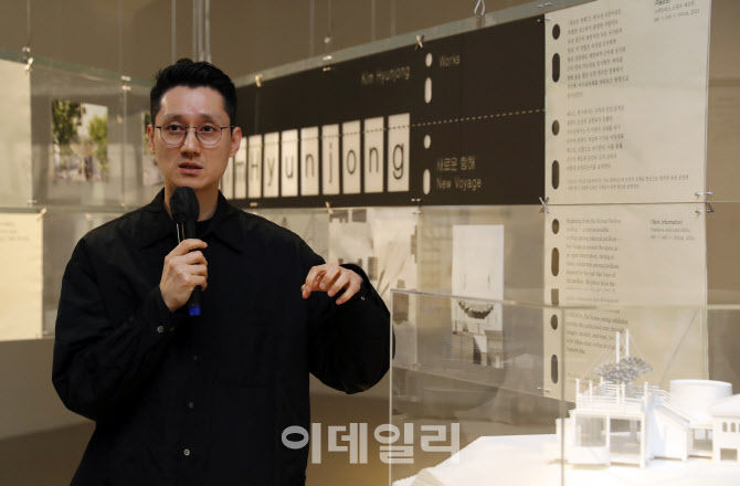  ‘두껍아 두껍아:집의 시간’ 설명하는 김현종 작가                                                                                                                                                 