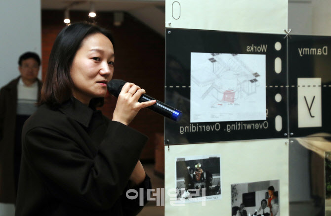  ‘두껍아 두껍아:집의 시간’ 설명하는 이다미 작가                                                                                                                                                 