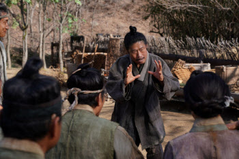 '왕사남' 유해진, 국사책 찢고 인생캐 새로 썼다...한계 없는 천의 얼굴