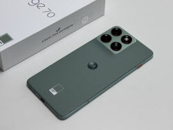 159g 깃털 무게, 55만 원의 파격…모토로라 초슬림폰 ‘엣지 70’[잇:써봐]