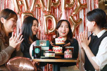 "출시때마다 20만개 훌쩍" 스타벅스 미니 홀케이크 판매기간 늘려