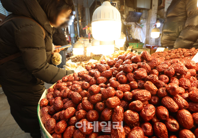 정성껏 고르는 제수용품                                                                                                                                                                            