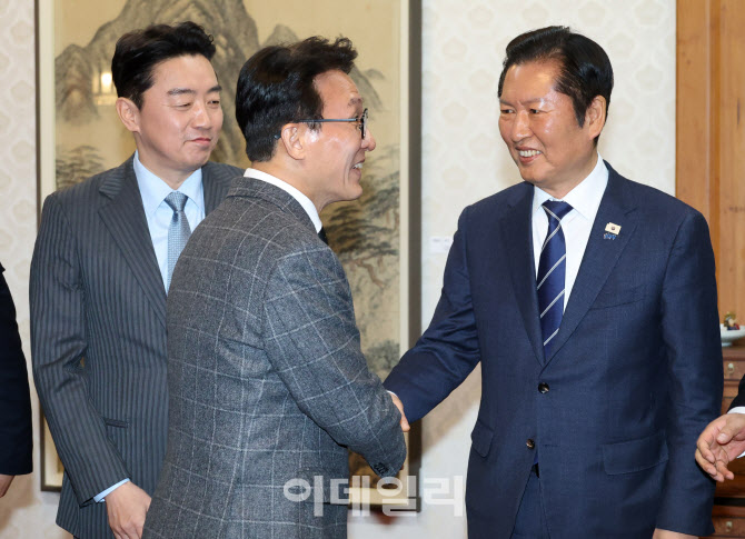 인사 나누는 김민석 국무총리-정청래 더불어민주당 대표                                                                                                                                              