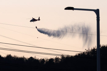 ‘20시간 20분’ 사투 끝에…문무대왕면 산불 주불 잡았다(종합3보)