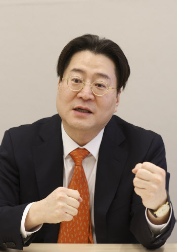 “한국은행, 올해는 기준금리 동결 유력…환율·부동산이 발목”
