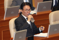 [포토]본회의, '물 마시는 김민석 국무총리'                                                                                                                                                     