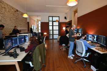 "주 70시간 근무에 설레는 사람 찾습니다"…실밸 '발칵'