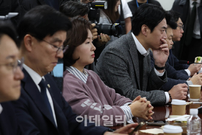 정청래 대표 발언 듣는 민주당 의원들                                                                                                                                                               