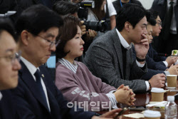 [포토]정청래 대표 발언 듣는 민주당 의원들                                                                                                                                                               