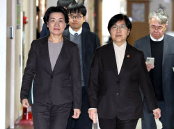 [포토] 브리핑실 향하는 정은경 복지부 장관-최은옥 교육부 차관                                                                                                                                            