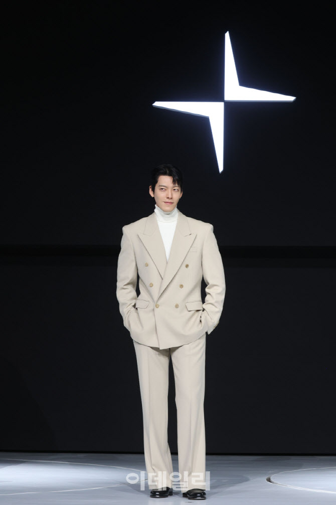 포즈 취하는 김우빈                                                                                                                                                                                