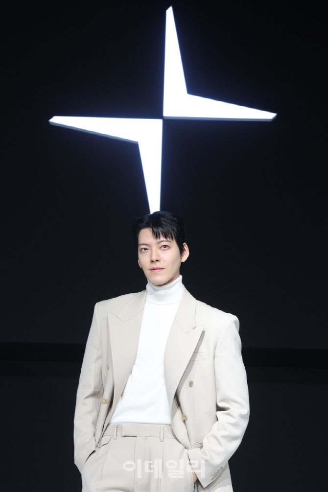 김우빈, 강렬한 이목구비                                                                                                                                                                           